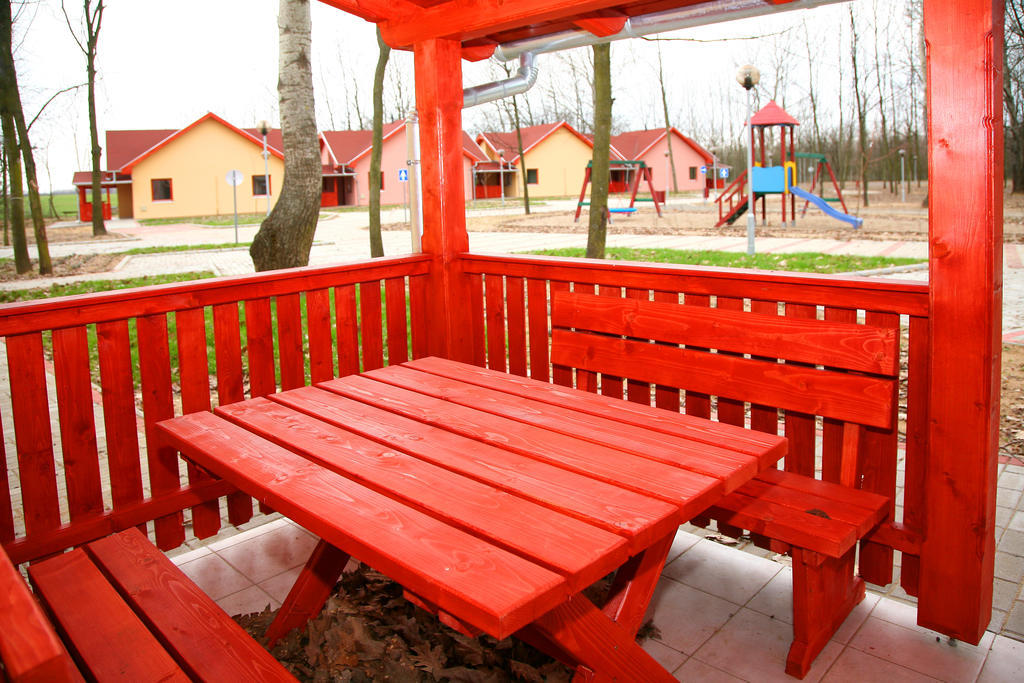 Sarkany Apartman, Sarkany Wellness Es Gyogyfuerdo Nyirbator Room photo